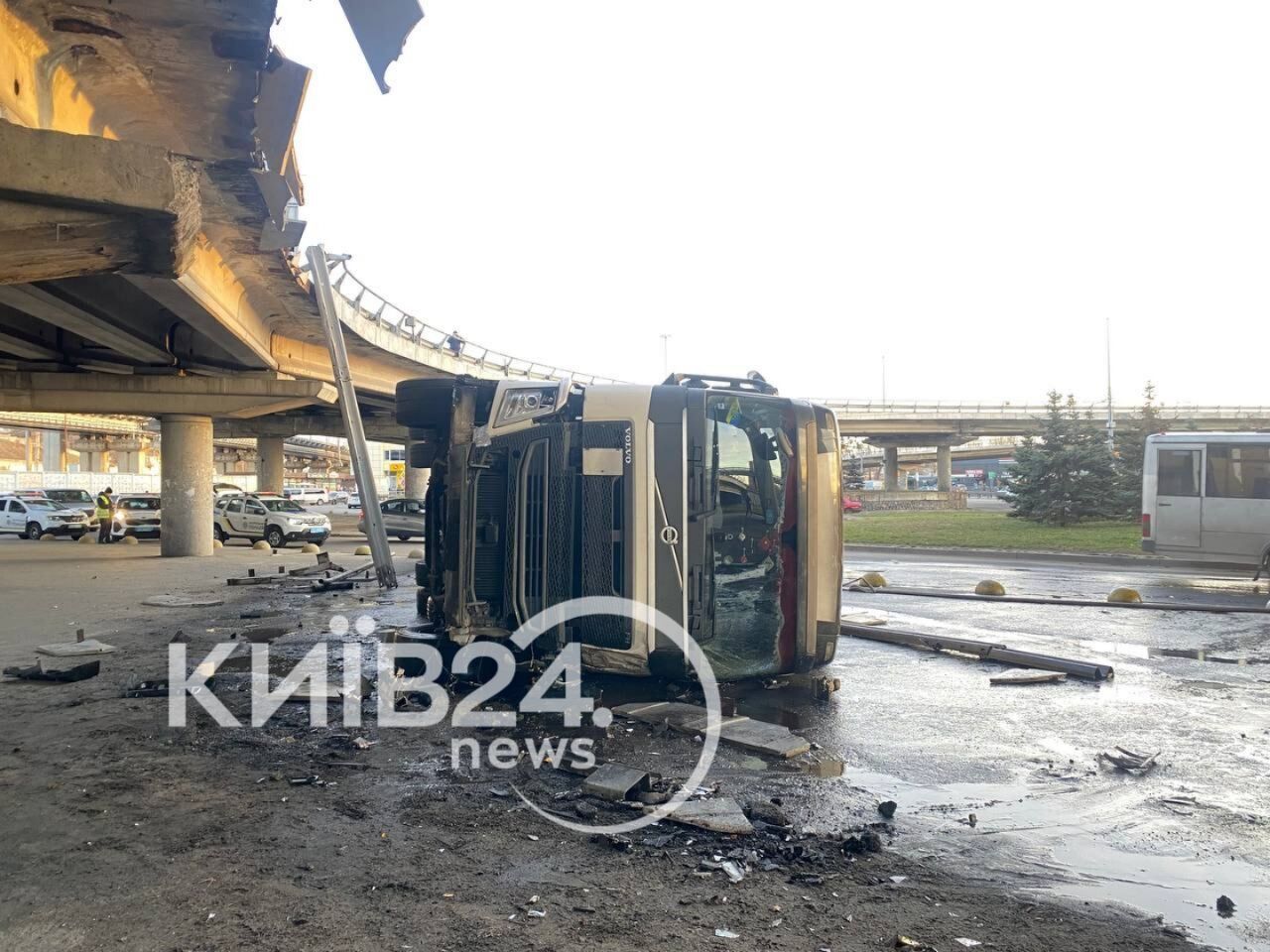 ДТП у Києві: вантажівка злетіла з мосту на Видубичах