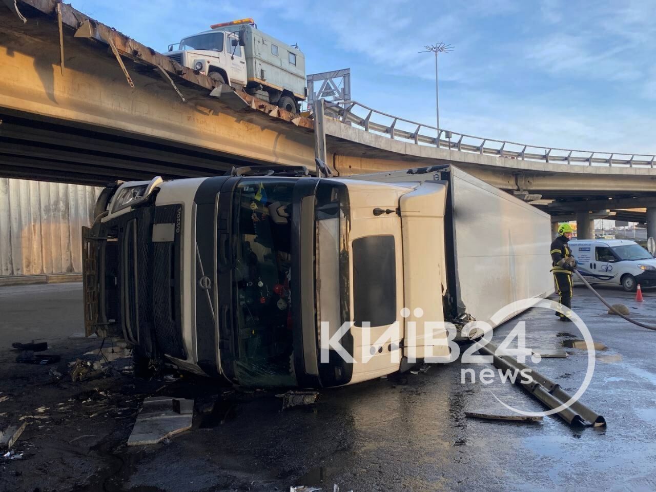 ДТП в Киеве: грузовик сорвался с моста на Выдубичах