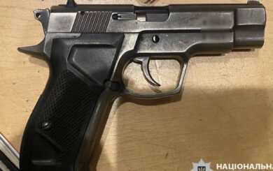 У Харкові п’яний чоловік влаштував стрілянину в кафе