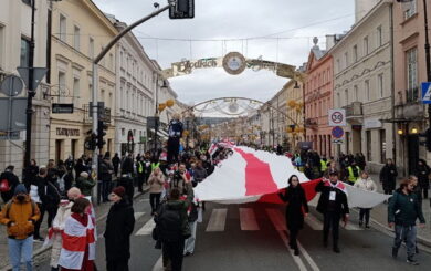 Білоруси у Варшаві вийшли на марш на знак протесту проти диктатури Лукашенка