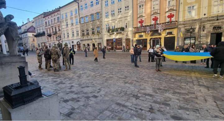 Во Львове ТЦК с повестками посетили сессию городского совета: начальника управления образования забрали в военкомат