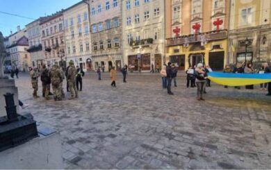 Во Львове ТЦК с повестками посетили сессию городского совета: начальника управления образования забрали в военкомат