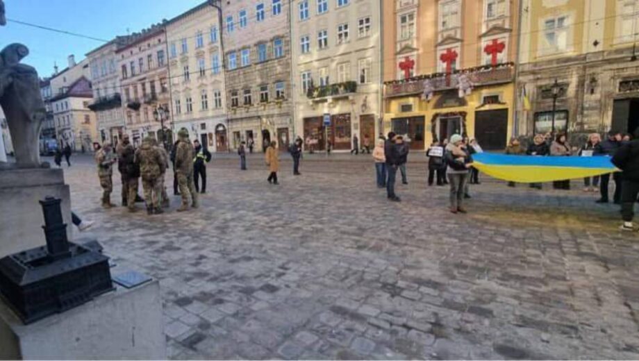 Во Львове ТЦК с повестками посетили сессию городского совета: начальника управления образования забрали в военкомат