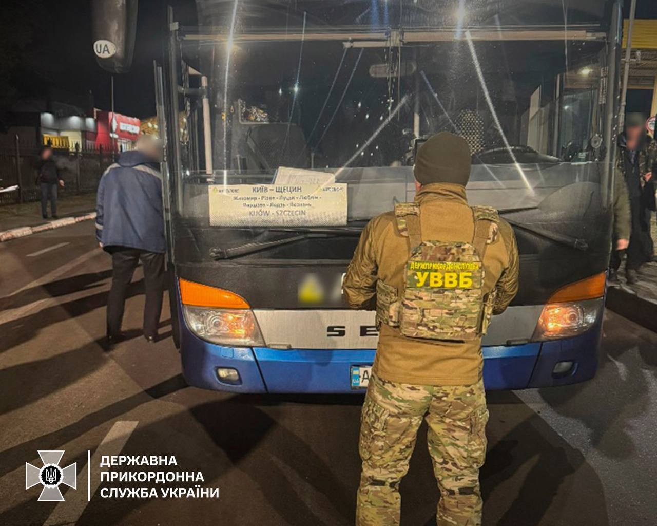 Автобус с тайным пассажиром: на ''Ягодине'' разоблачен канал незаконной переправки через границу