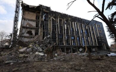 Удар по Изюму: разрушено здание городского совета, восстановленное за 130 млн грн