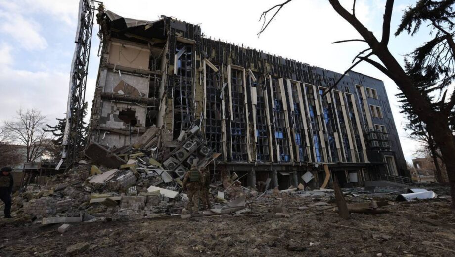 Удар по Ізюму: зруйновано будівлю міської ради, відновлену за 130 млн грн