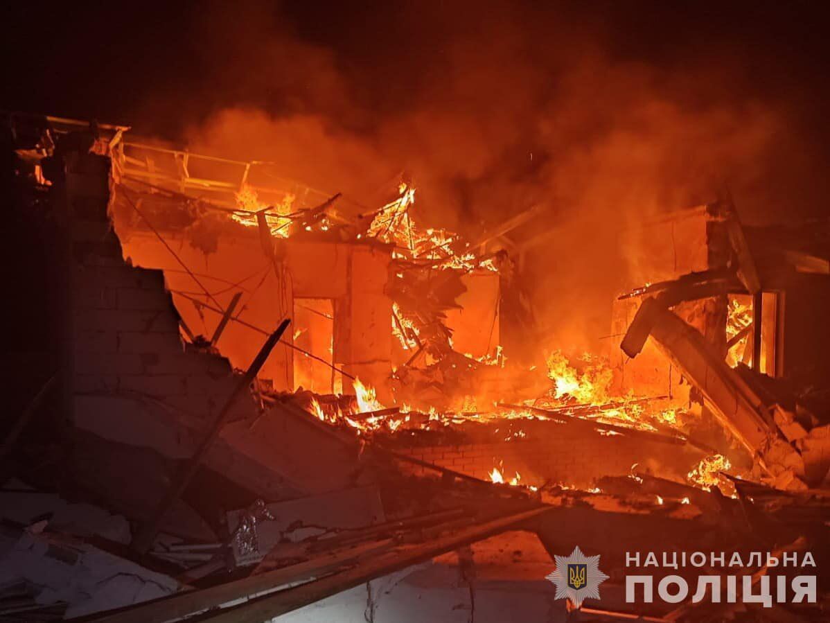 Атака безпілотника в Сумах: у приватному будинку спалахнула пожежа