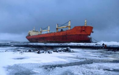 Рятувальні служби намагаються звільнити китайське судно, яке застрягло біля Сахаліну