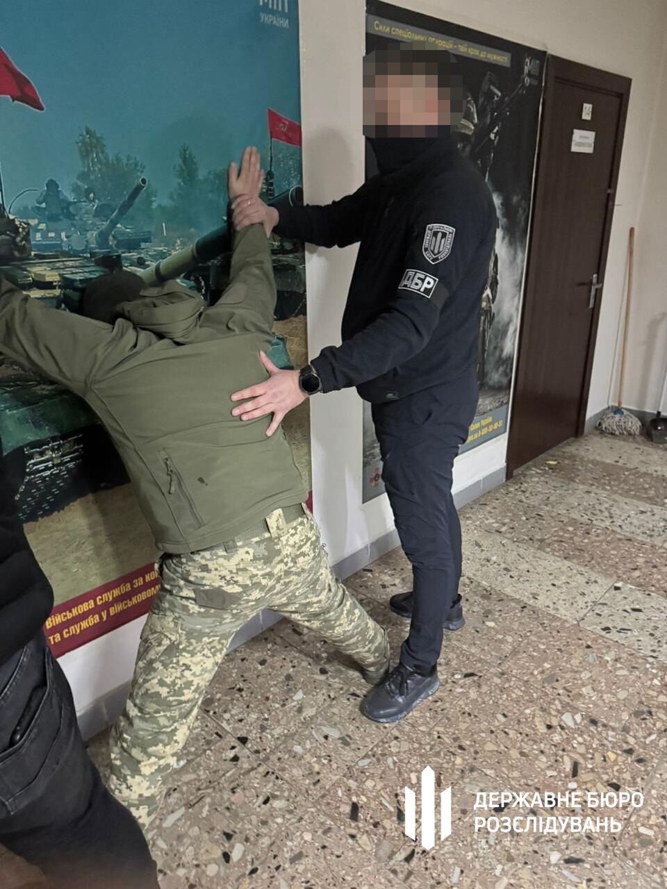 На Закарпатті посадовця ТЦК затримали за допомогу у втечі військовозобов’язаним
