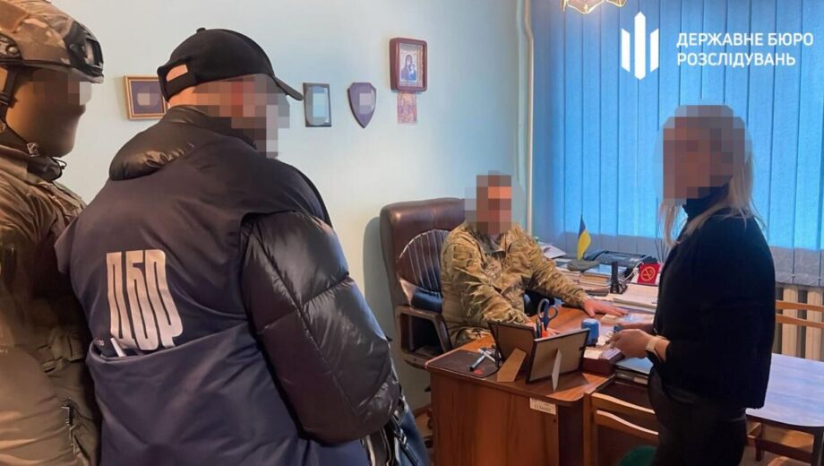 На Закарпатті посадовця ТЦК затримали за допомогу у втечі військовозобов’язаним