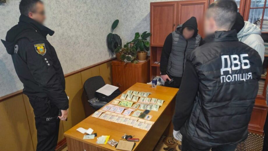 Директор автошколи вимагав хабарі за успішний іспит – йому загрожує 8 років в’язниці