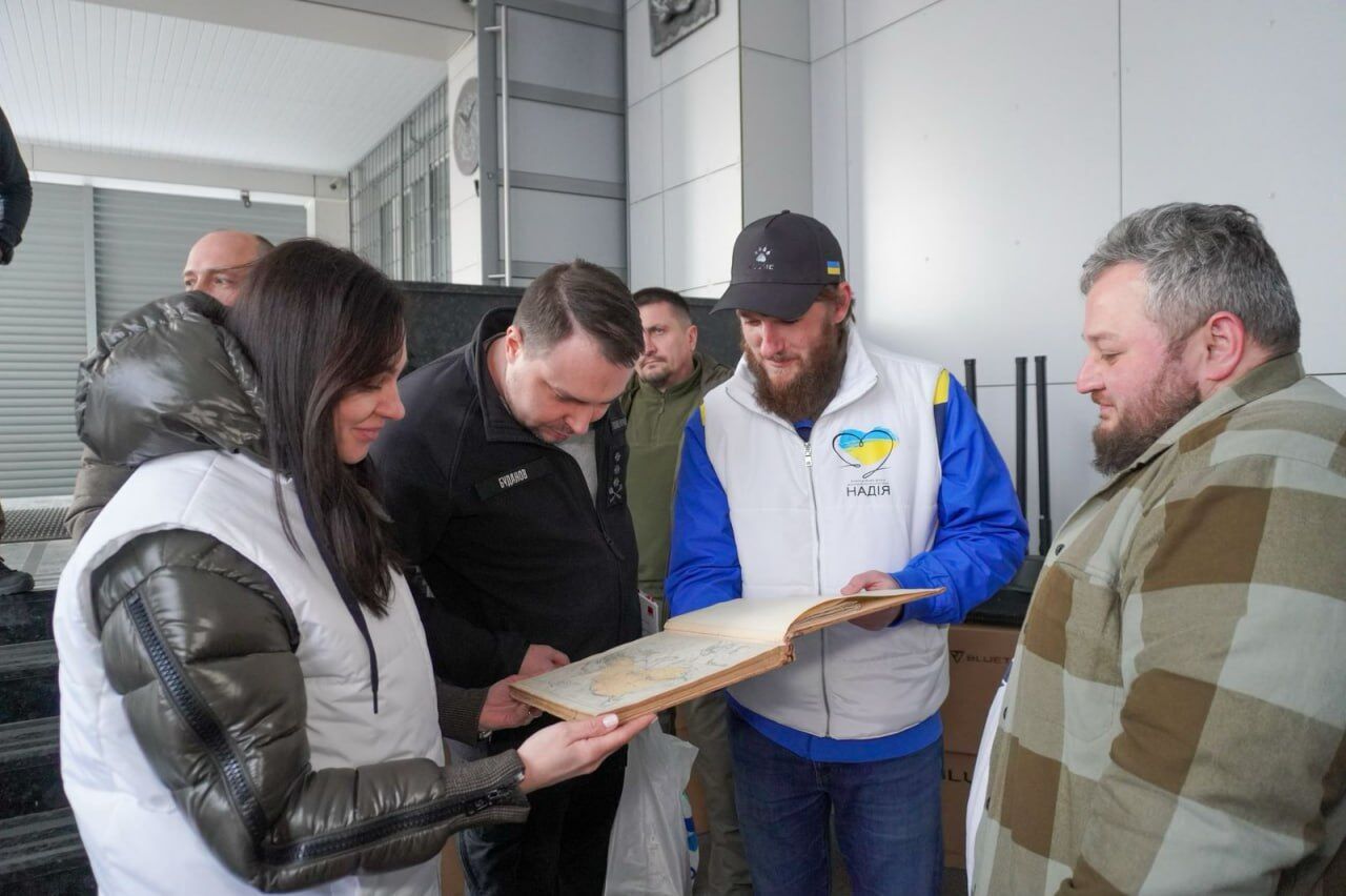 Валерий Дубиль, Вита Присяжнюк, БФ молодежной инициативы ''Надежда'' и партнер Евгений Довбня передали новейшие РЭБы и оборудование для ГУР