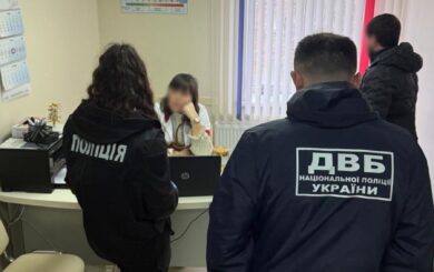 4500 доларів за ”демобілізацію”: в Одесі лікарку затримали за корупцію
