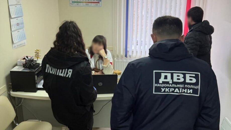 4500 доларів за ”демобілізацію”: в Одесі лікарку затримали за корупцію