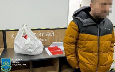 В Киеве мужчина нашел оригинальный способ замаскировать наркотические вещества для отправки по почте