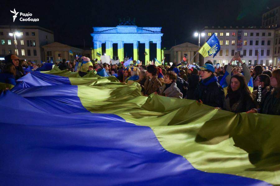 Ейфелеву вежу та ворота в Берліні підсвітили кольорами українського прапора(фото)