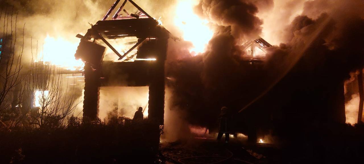 Нічна атака: у Бучанському районі горів будинок, є постраждала
