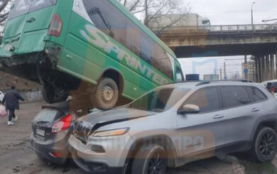 Масштабное ДТП в Днепре: грузовик протаранил четыре авто