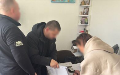 У Києві Нацполіція викрила земельну махінацію: на лаві підсудних опинилась приватна нотаріуска