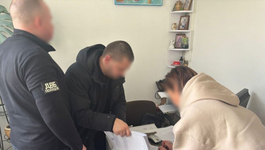 У Києві Нацполіція викрила земельну махінацію: на лаві підсудних опинилась приватна нотаріуска
