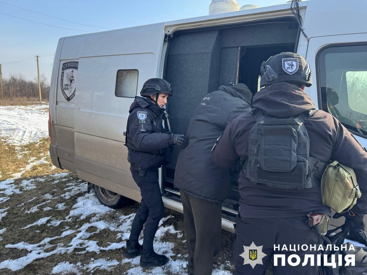 ''Я не верил, что смогу уехать'': полиция вывезла из-под обстрелов последнего жителя пограничного села