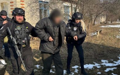 »Я не верил, что смогу уехать»: полиция вывезла из-под обстрелов последнего жителя пограничного села