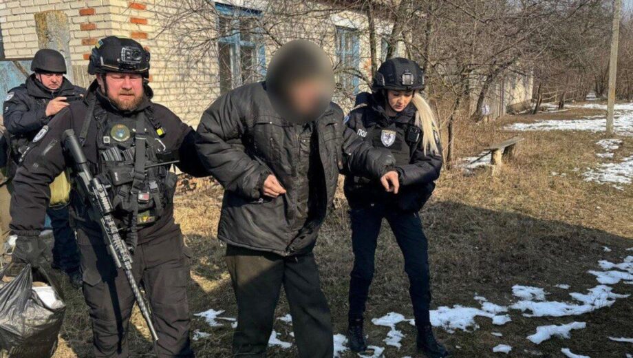 »Я не верил, что смогу уехать»: полиция вывезла из-под обстрелов последнего жителя пограничного села