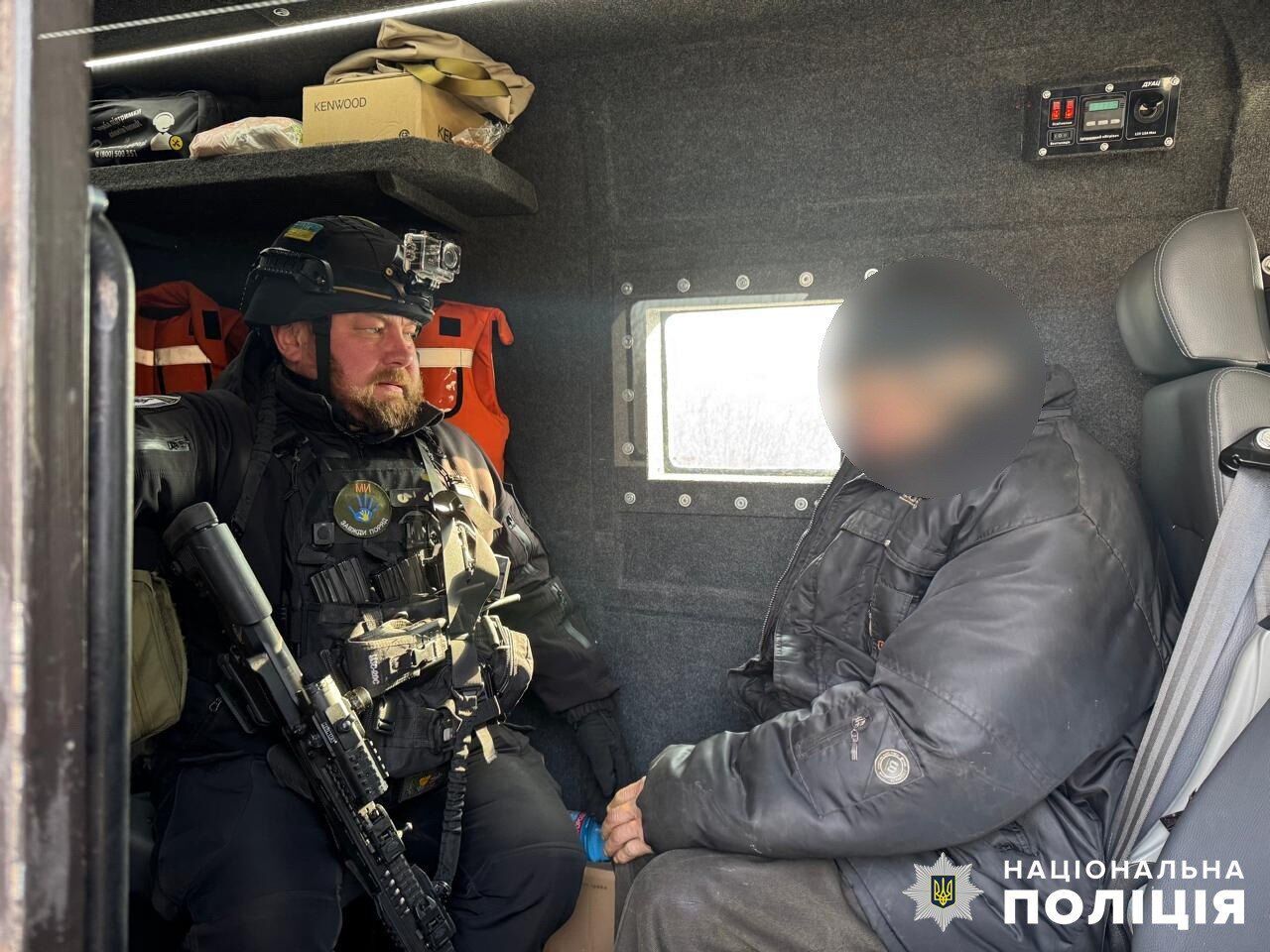 ''Я не вірив, що зможу виїхати'': поліція вивезла з-під обстрілів останнього мешканця прикордонного села 