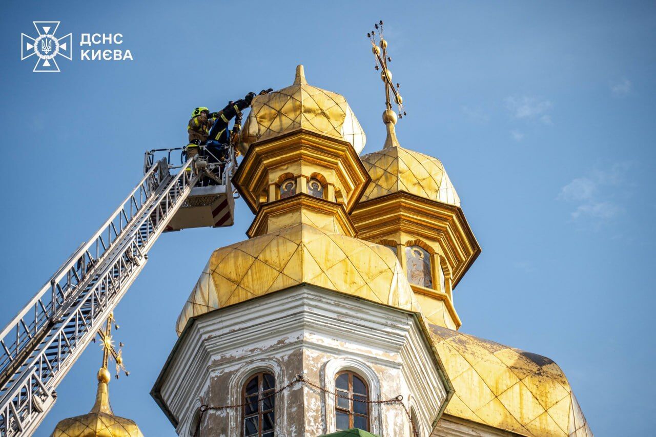 У Києво-Печерській лаврі обвалився хрест: рятувальники демонтували конструкцію