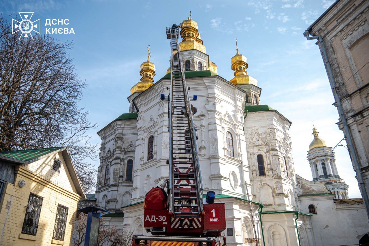 У Києво-Печерській лаврі обвалився хрест: рятувальники демонтували конструкцію