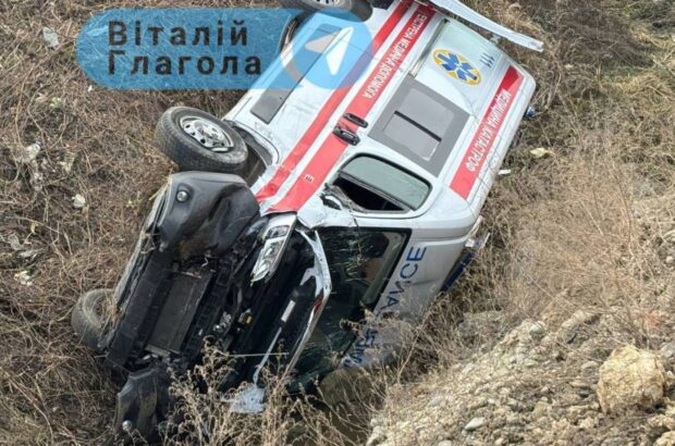 ДТП в Ужгороді: дорожня служба підрізала швидку, лікарка травмувалася