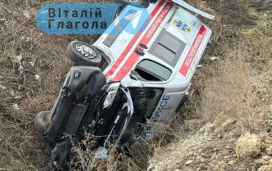 ДТП в Ужгороде: дорожная служба подрезала скорую, врач травмировался
