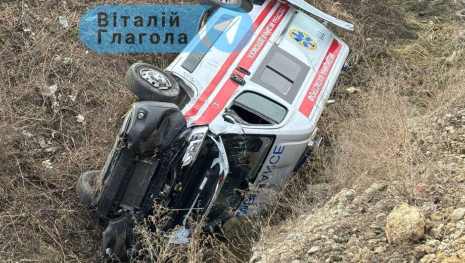 ДТП в Ужгороде: дорожная служба подрезала скорую, врач травмировался