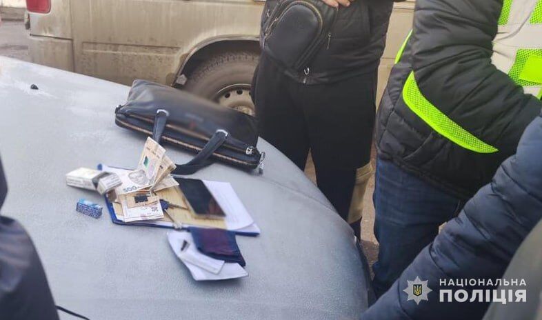 Полиция разоблачила схему ''торговли влиянием'' в сервисном центре МВД