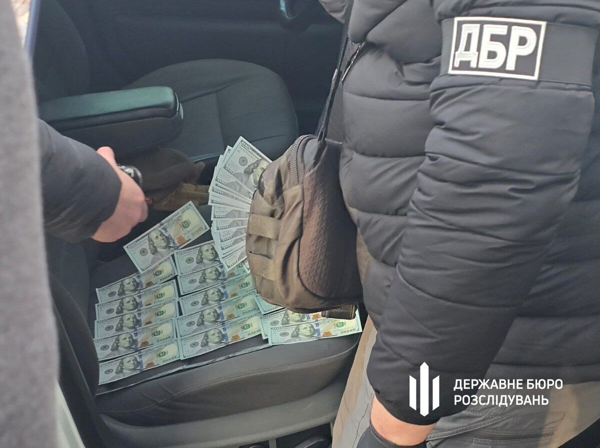 У Запоріжжі затримали військового посадовця за продаж документів для виїзду за кордон