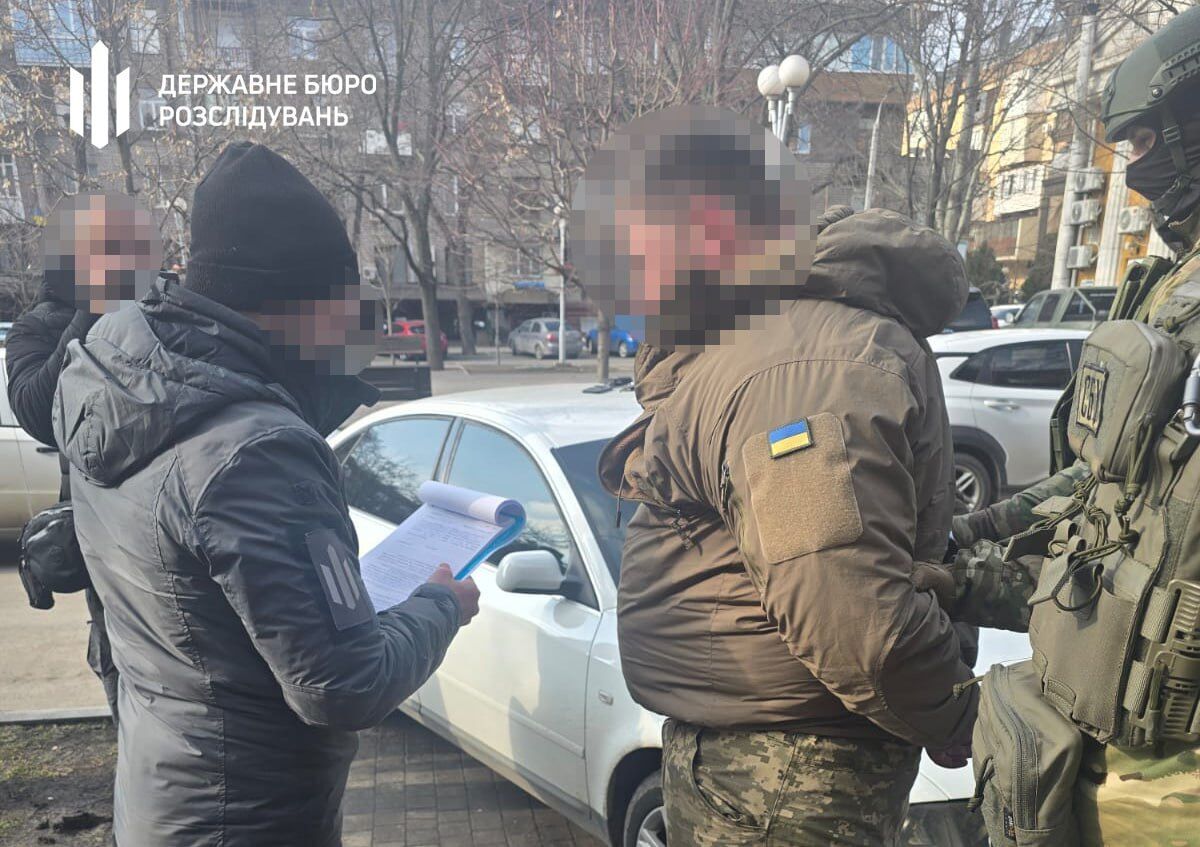У Запоріжжі затримали військового посадовця за продаж документів для виїзду за кордон