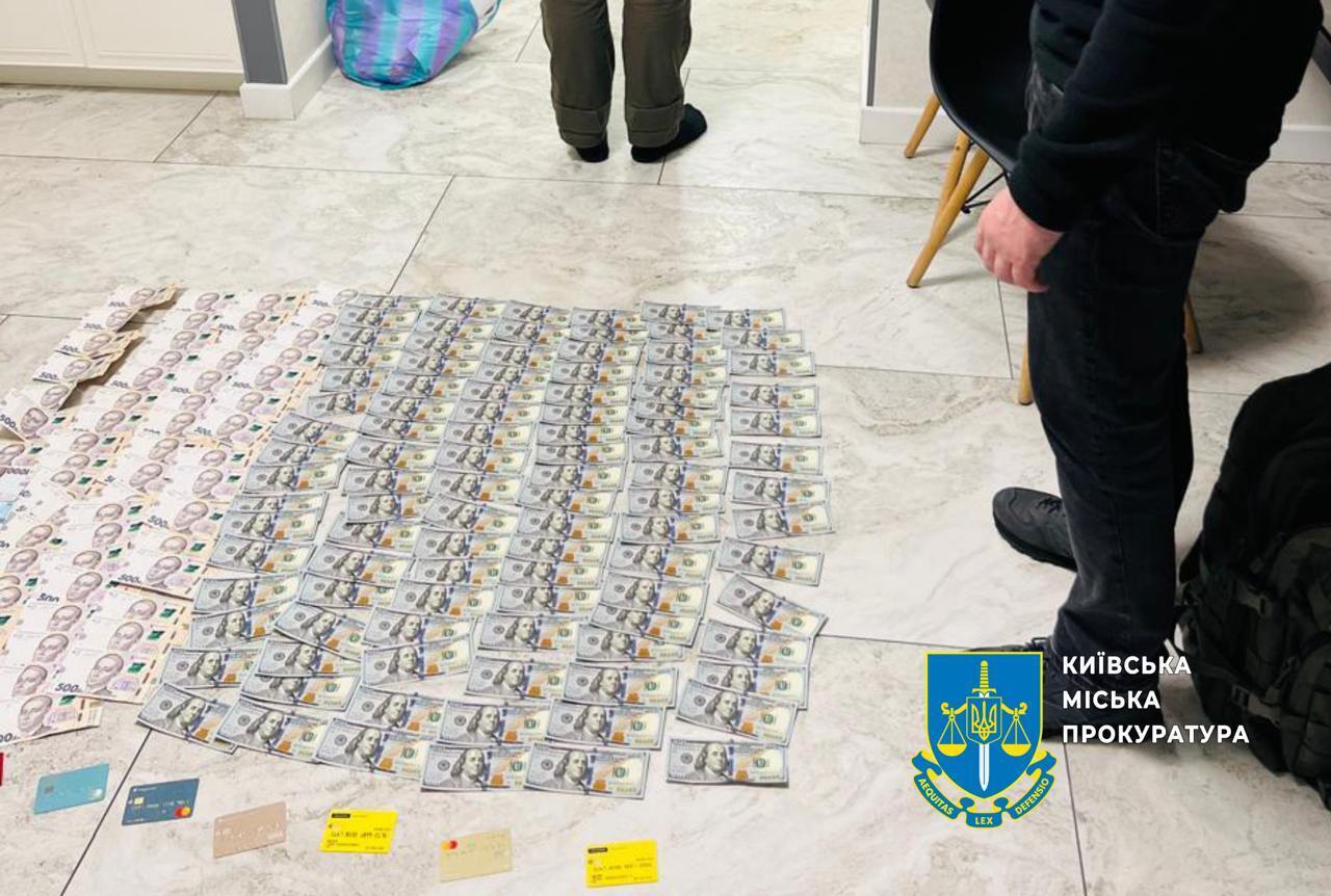 Хабарі на бронетехніці: двох директорів держпідприємств підозрюють у вимаганні ''відкатів''