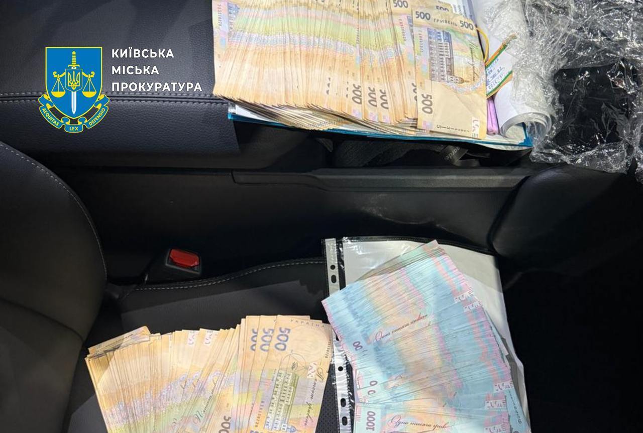 Хабарі на бронетехніці: двох директорів держпідприємств підозрюють у вимаганні ''відкатів''