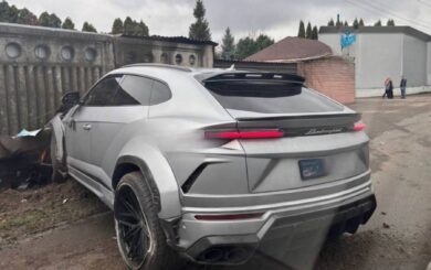 Lamborghini Urus на рівненських номерах протаранив бетонну стіну в Києві