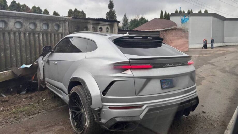 Lamborghini Urus на рівненських номерах протаранив бетонну стіну в Києві