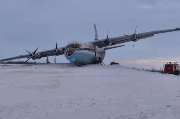 Ан-12 зазнав аварії при посадці в Новому Уренгої