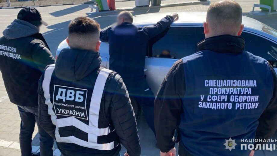 Продаж ”броні” за 12 тисяч доларів: поліція Хмельниччини затримала двох шахраїв