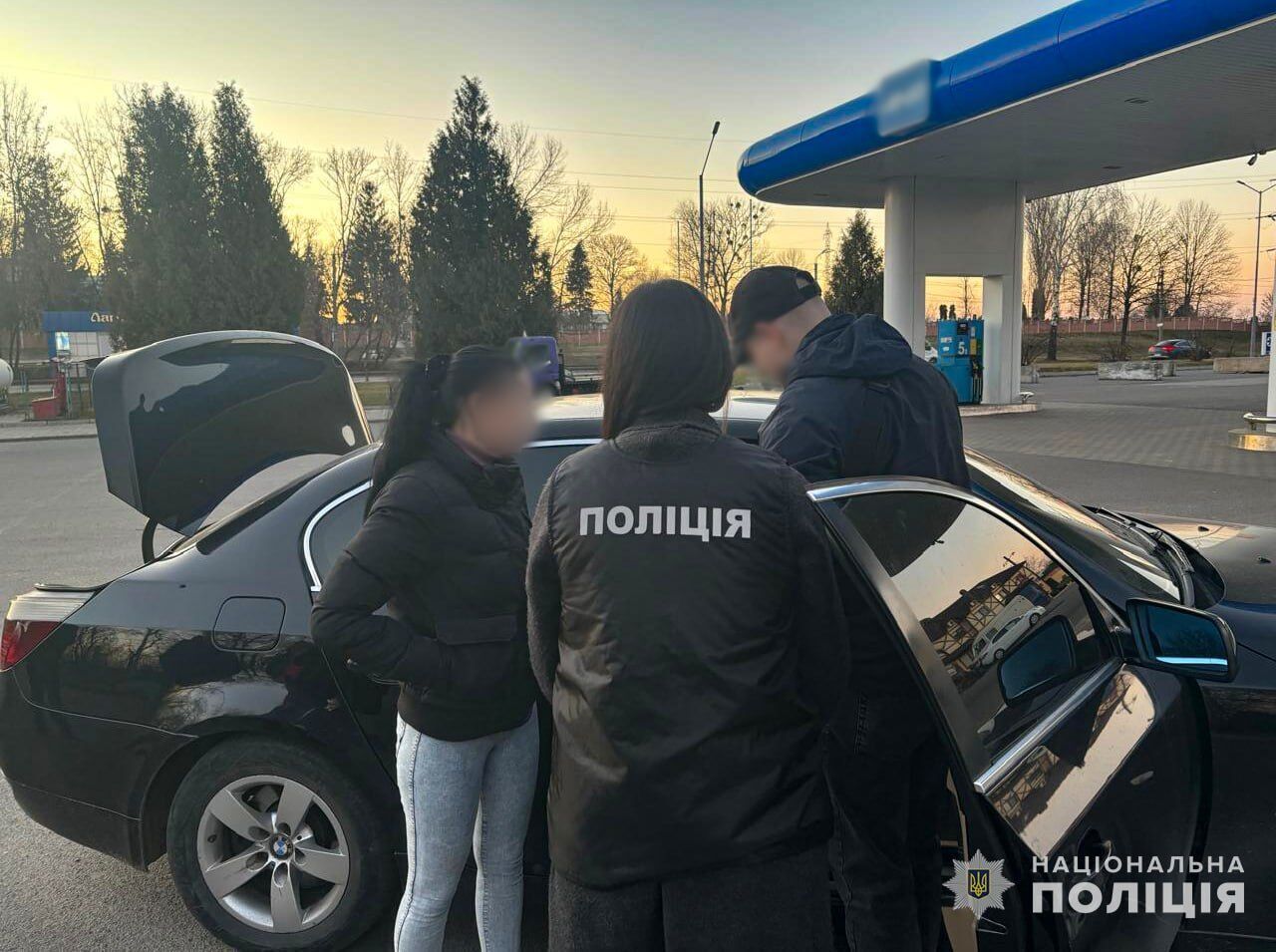 Продаж ''броні'' за 12 тисяч доларів: поліція Хмельниччини затримала двох шахраїв