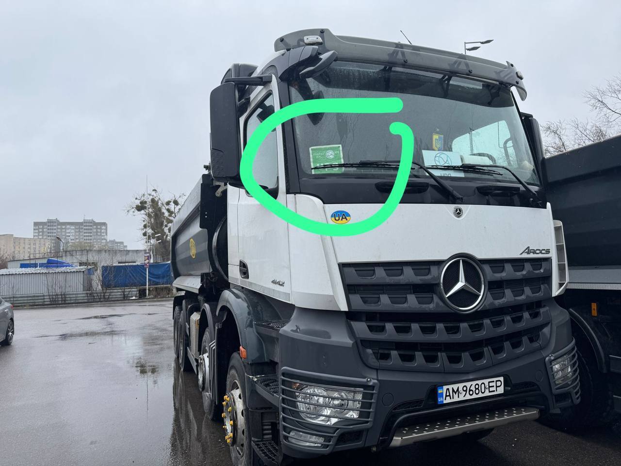 Впритул до будинків: на окружній у Києві зводять АЗС?