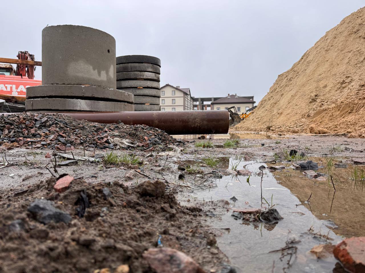 Впритул до будинків: на окружній у Києві зводять АЗС?
