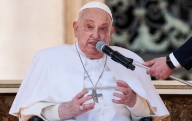 Папа Римський вийшов до людей після лікування від пневмонії