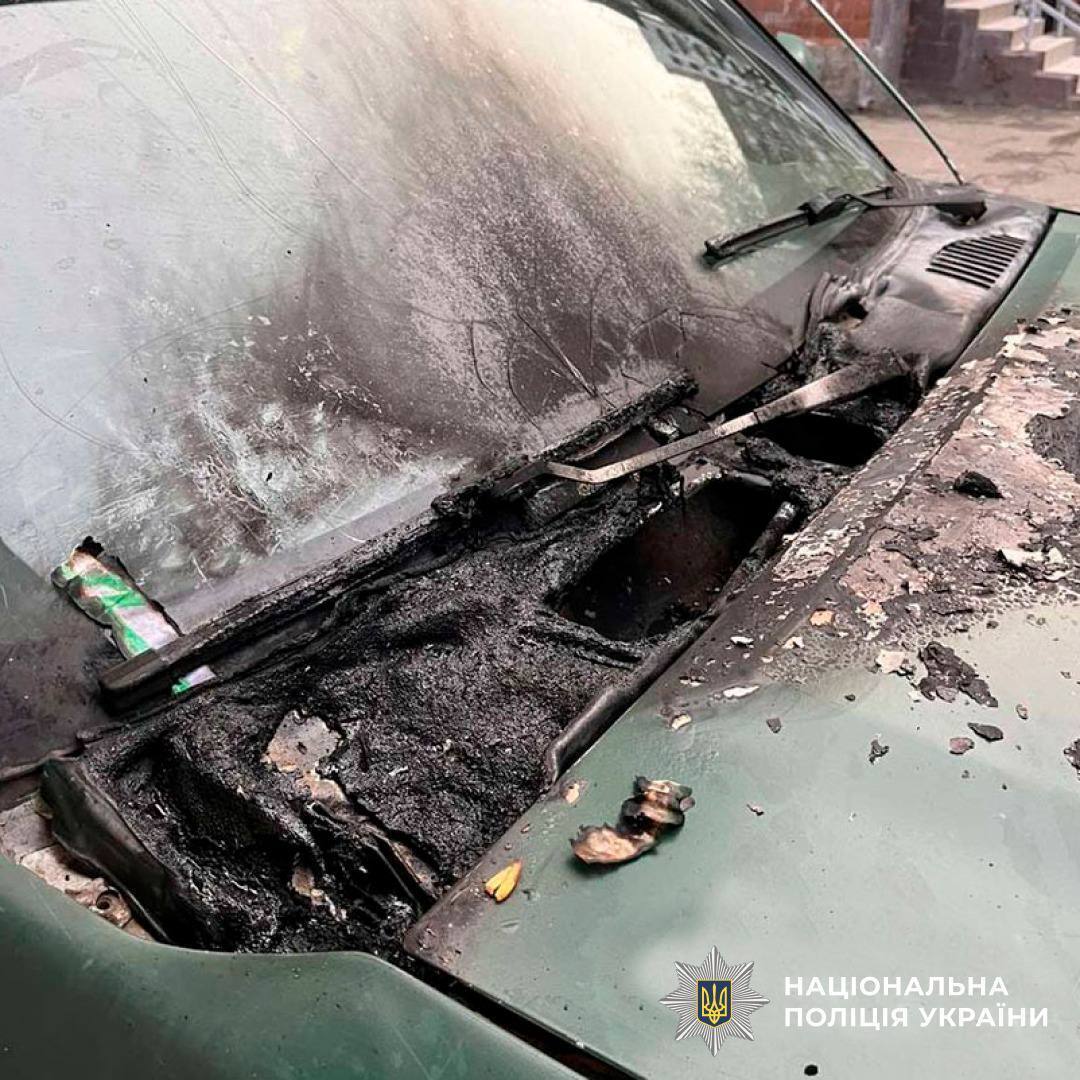 Двоє киян підпалювали авто з символікою ЗСУ