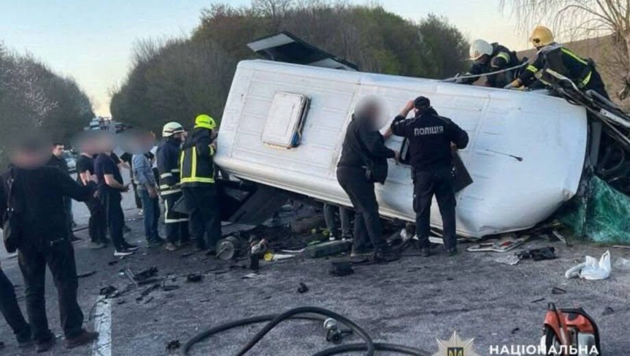 Лобове зіткнення на трасі біля Копайгорода: загинуло троє людей, восьмеро — в лікарні