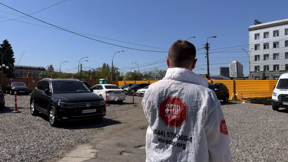 У Києві на землі, переданій церкві, виявили ”службову” автостоянку