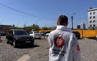 В Киеве на земле, переданной церкви, обнаружили »служебную» автостоянку
